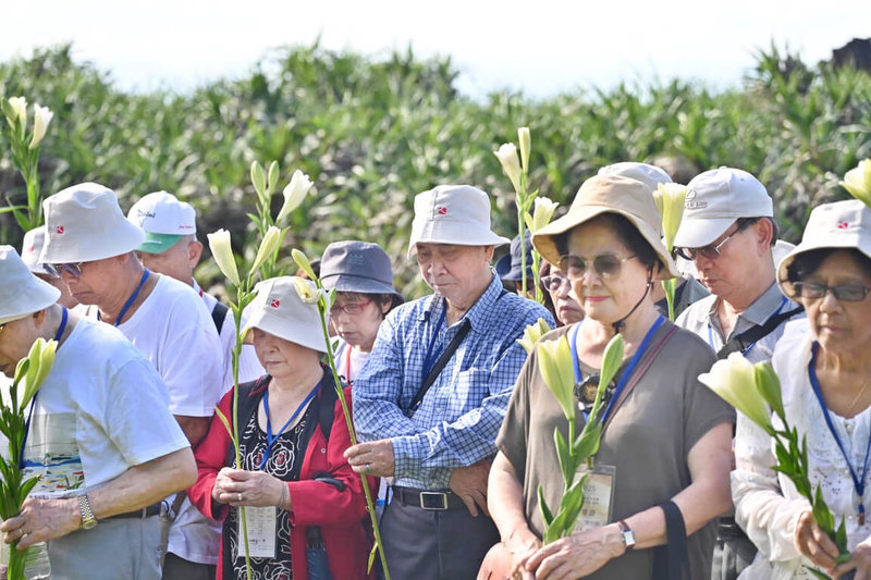 國家人權博物館5月16日起連續3天舉辦「2025年政治受難者暨家屬重返記憶之島-綠島」活動,邀請政治受難者前輩及家屬等百餘人參與。16日前往綠島「十三中隊」獻花,向在綠島長眠的政治受難者們致意。(國家人權博物館提供) 中央社記者趙靜瑜傳真 114年5月17日