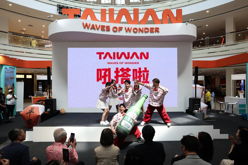 台灣旅展16日在馬來西亞檳城開幕,台灣啦啦隊現場帶來表演。(觀光署駐吉隆坡辦事處提供)中央社 114年5月17日