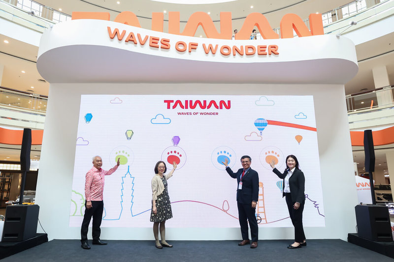 台灣旅展16日在馬來西亞檳城開幕,駐馬來西亞代表葉非比(左2)、觀光署駐吉隆坡辦事處主任周士弼(右2)等人主持開幕啟動儀式。(觀光署駐吉隆坡辦事處提供)中央社 114年5月17日