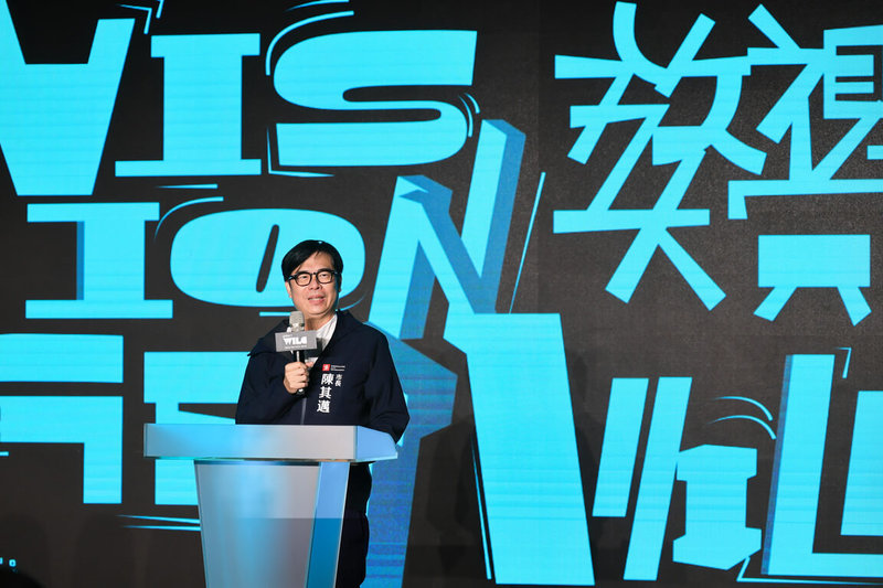 高雄市長陳其邁（圖）17日出席「2025放視大賞」頒獎典禮，也在典禮前參觀展區，體驗智崴集團、日本BitSummit等攤位。（高雄市政府提供）中央社記者林巧璉傳真  114年5月17日
