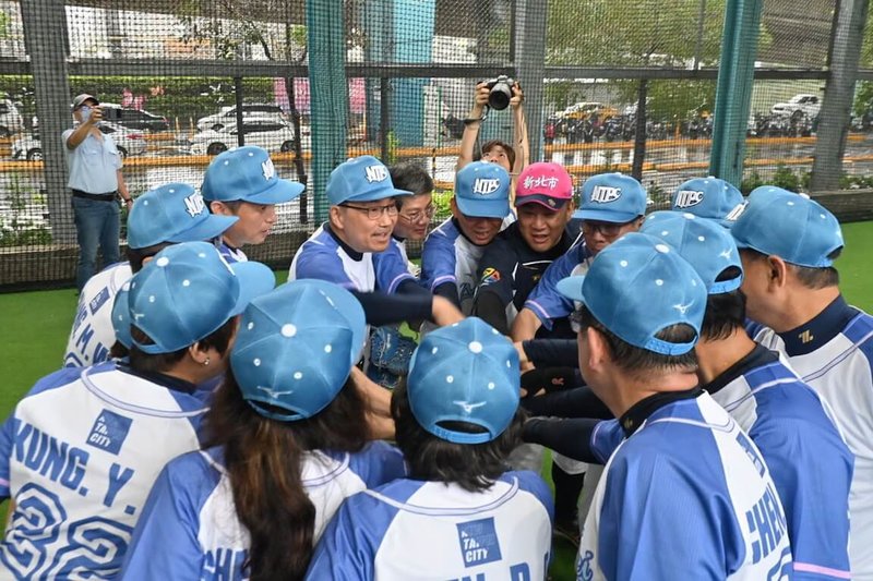新北市府體育局17日表示,市府團隊組成「新北隊」參加2025雙北世壯運慢壘比賽,利用週末假日密集訓練。(新北體育局提供)中央社記者黃旭昇新北傳真 114年5月17日