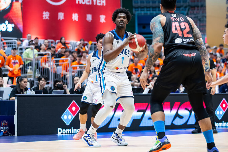 台灣職籃P. LEAGUE+聯盟台北富邦勇士隊洋將沃特斯(持球者)17日在總冠軍賽第5戰表現搶眼,第4節個人攻下15分,率隊逆轉奪勝,取得系列賽3比2的聽牌優勢。(P. LEAGUE+提供)中央社記者黎建忠傳真 114年5月17日