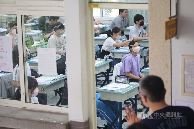 國中教育會考17日登場,教育部提醒考生提早出門,留意應試文具和試場規則。圖為台北內湖高工考場。中央社記者王飛華攝 114年5月17日