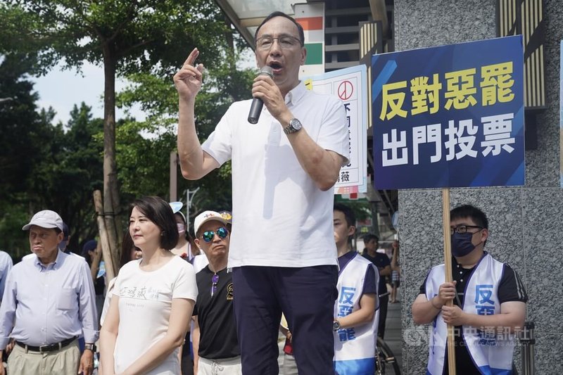 國民黨主席朱立倫(前中)17日上午在台北市中山區出席「反惡罷戰獨裁」街講活動,力挺國民黨立委王鴻薇(前左2)。中央社記者徐肇昌攝 114年5月17日