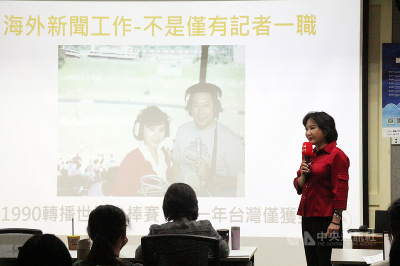 中央通訊社第8屆「我是海外特派員」新聞培訓營中區場17日登場,中央社長胡婉玲(右)出席,解析海外新聞媒體工作不僅有記者一職,還有編輯、攝影與美編等。中央社記者蘇木春攝 114年5月17日
