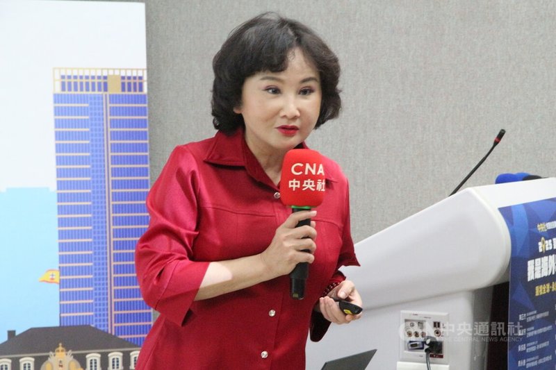 中央通訊社第8屆「我是海外特派員」新聞培訓營中區場17日登場,中央社長胡婉玲(圖)勉勵學員,分享海外採訪經驗。中央社記者蘇木春攝 114年5月17日