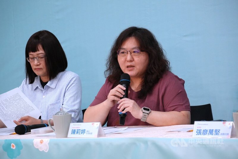 高雄市明義國中歷史教師陳莉婷(右)提到,其中一題考了北大武山的歷史建築與紀念碑,讓考生從碑文中判斷興建時的背景。中央社記者陳至中台北攝 114年5月17日