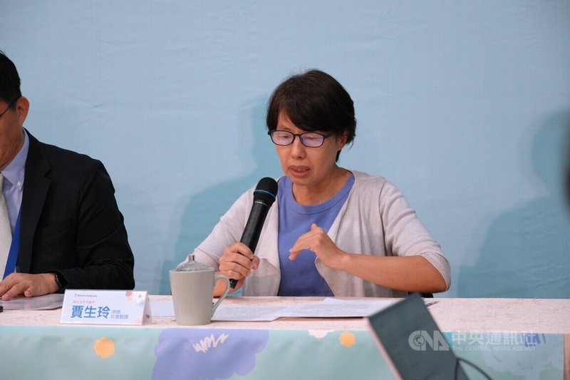 新北市中平國中地理教師賈生玲(圖)指出,試題維持會考一貫的「難易適中」,題目著重跨科整合與資料解讀,考驗學生統整、轉譯知識的能力。中央社記者陳至中台北攝 114年5月17日