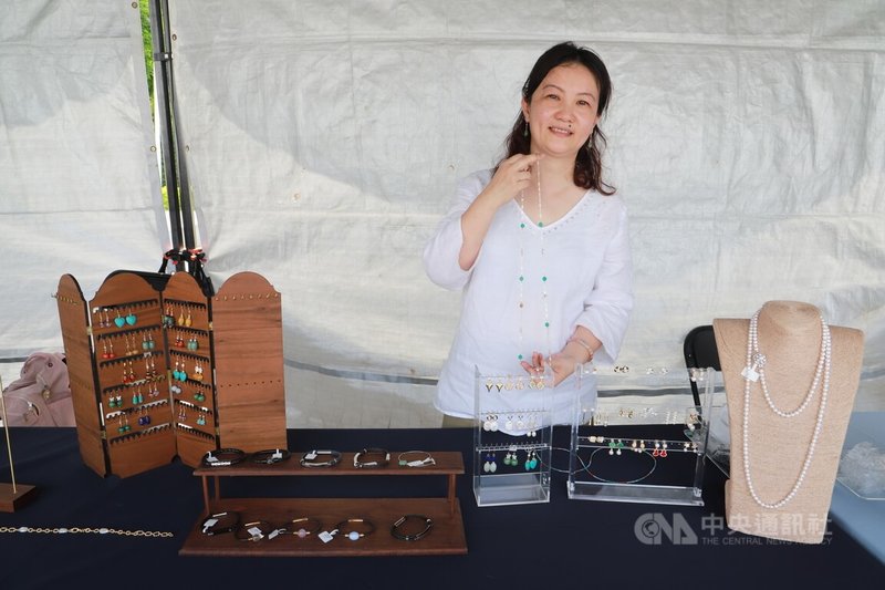 由國立台灣美術館等單位舉辦的八方藝術生活節17日登場,來自中國上海的新住民卞健文(圖),取得寶石鑑定資格後創立「玩易寶石」,與同鄉姊妹互相扶持。中央社記者蘇木春攝 114年5月17日