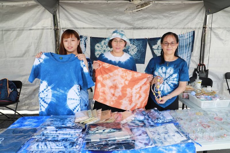 由國立台灣美術館等單位舉辦的八方藝術生活節17日登場,來自台中東勢的「細手物染工作室」,由越南新住民阮芳鴛(中)與在地客家團隊合作,以植物藍染技術創作手工藝品,體現文化共生精神。中央社記者蘇木春攝 114年5月17日