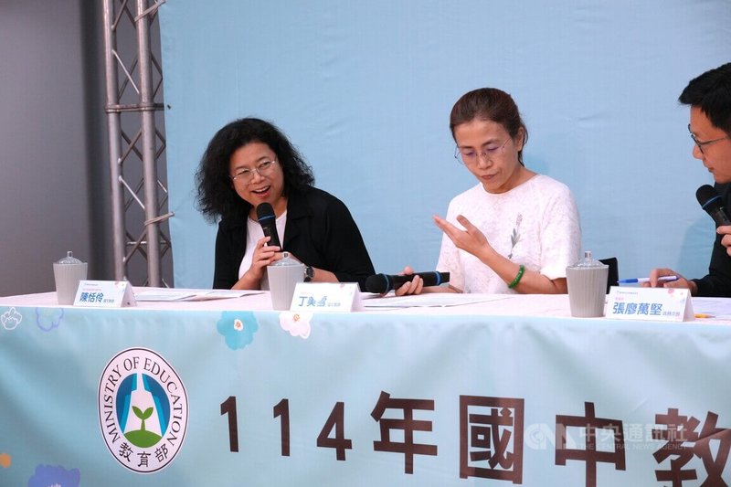 114年國中教育會考首日並未公布試題,教育部17日下午邀請新北市錦和高中教師陳恬伶(左起)、高雄市旗山國中教師丁美雪解析國文科試題。中央社記者陳至中攝 114年5月17日