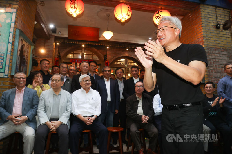 人工智慧(AI)晶片大廠輝達(NVIDIA)執行長黃仁勳(前右)17日晚間在台北與台灣供應鏈夥伴餐敘,並號召眾人一同在餐廳前合影留念。中央社記者謝佳璋攝 114年5月17日