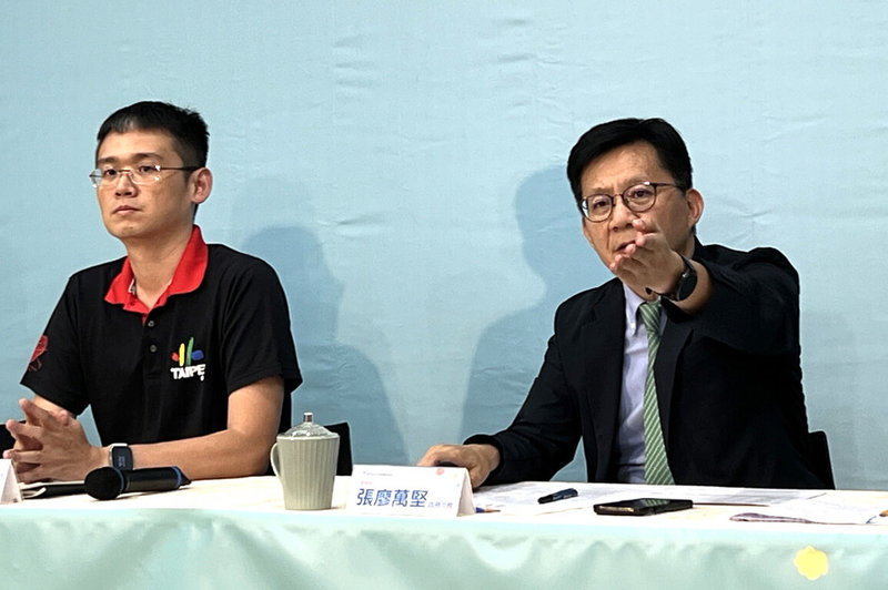 國中教育會考首日,社會科有1名考生、數學科有3名考生因涉東張西望,被試務人員登記作弊,另有34件攜帶量角器等違反試場規則的文具。右為教育部政務次長張廖萬堅。中央社記者陳至中台北攝 114年5月17日