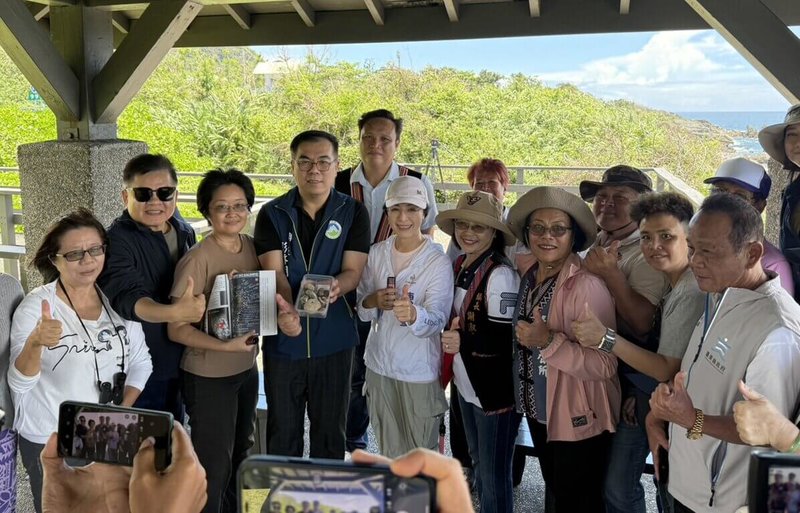 環境部長彭啓明 (前排左4)17日在立委陳瑩 (前排左5)、莊瑞雄 (前排左2)邀請下視察台東環境議題。民眾關心有業者想在台東沿岸設置風電,彭啓明表態不鼓勵。陳瑩和莊瑞雄也強調以民意為優先。(陳瑩服務處提供)中央社記者盧太城台東傳真 114年5月17日