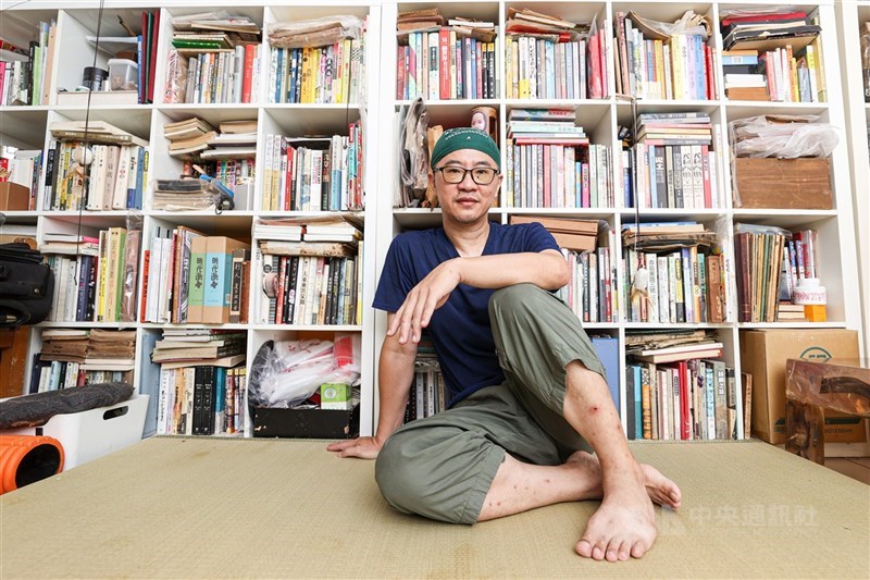 0001 金蝶獎得主、平面設計者黃子欽為圖書所設計的封面,深受許多出版者及讀者喜愛,他表示,設計者必須從字裡行間尋找作品的靈魂,才能為書打造獨一無二的封面。(中央社檔案照片)