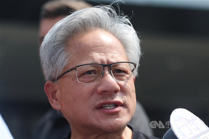 輝達(NVIDIA)執行長黃仁勳私人專機停放松山機場,據交通部民用航空局17日估算,在未使用空廚情況下,6天收費逾新台幣9.5萬元。(中央社檔案照片)