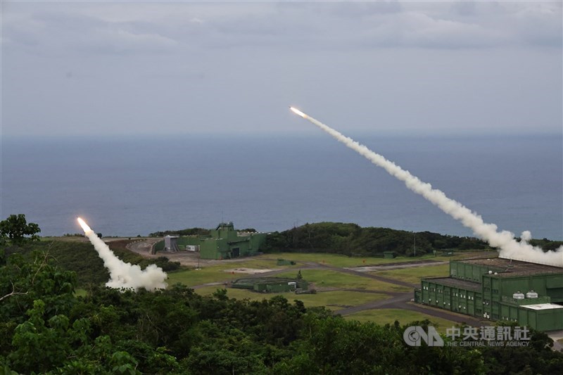 圖為陸軍12日在屏東九鵬基地實施海馬士多管火箭系統(HIMARS)實彈射擊。(中央社檔案照片)