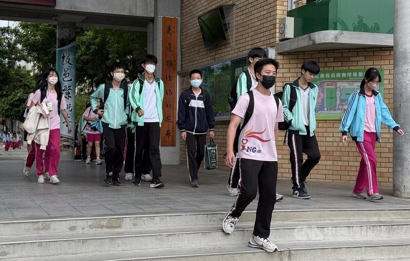 114年國中教育會考17日登場,首日試程順利落幕,多名考生陸續步出南投高商考場。中央社記者蕭博陽南投縣攝 114年5月17日