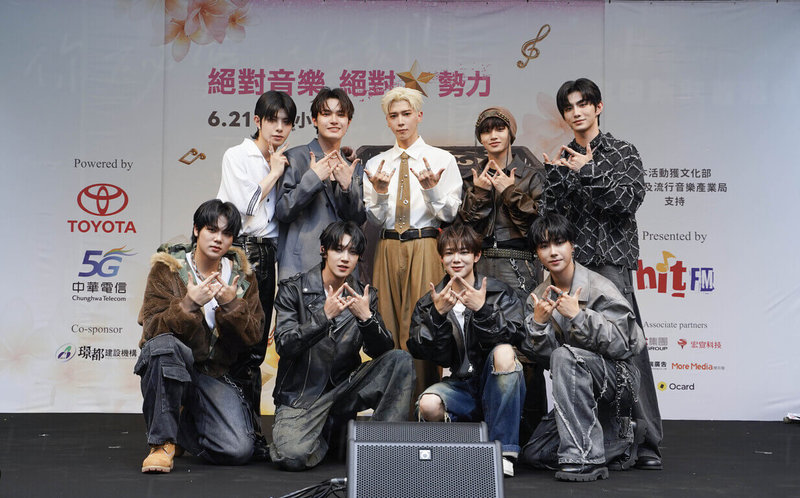 Hit Fm聯播網17日舉辦2025 hito流行音樂獎頒獎典禮搶票會,藝人畢書盡(後排中)跟男團ARKis出席活動並跟粉絲互動。(Hit Fm聯播網提供)中央社記者王心妤傳真 114年5月17日
