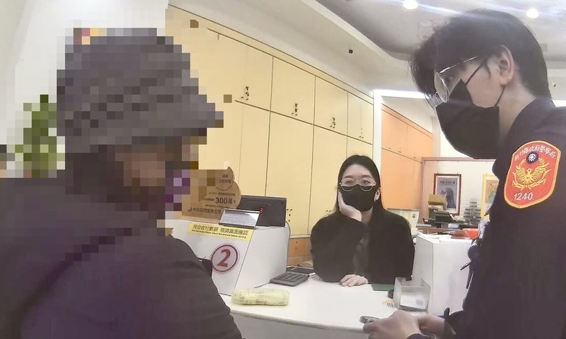 新竹縣一名婦人(左)日前到不同銀行欲匯款新台幣數千萬元,竹北警方先後獲報趕到銀行溝通勸導,才讓婦人打消匯款念頭,免於遭詐。(警方提供)中央社記者魯鋼駿傳真 114年5月17日