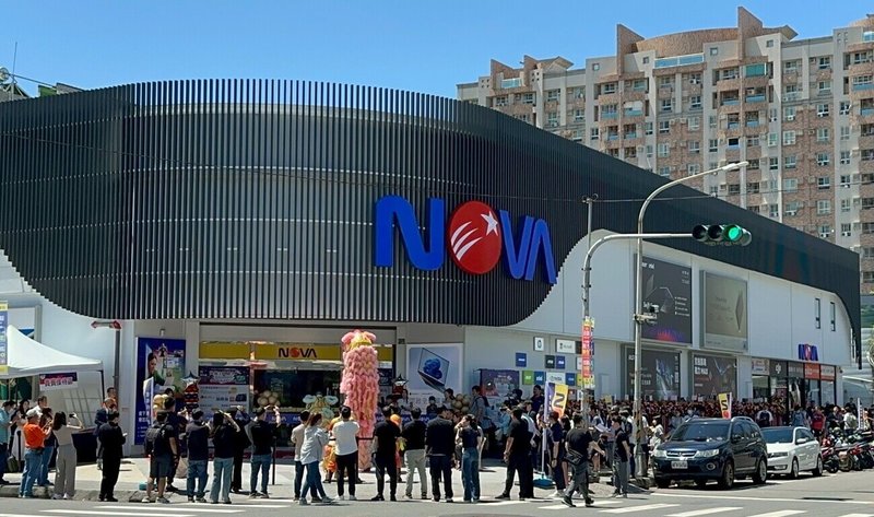 指標性3C龍頭商場NOVA資訊廣場16日已正式進駐高雄市鳳山區,作為南部第一家旗艦店的戰略據點,盼打造高雄數位商圈新風貌。(高雄市經發局提供)中央社記者林巧璉傳真 114年5月17日