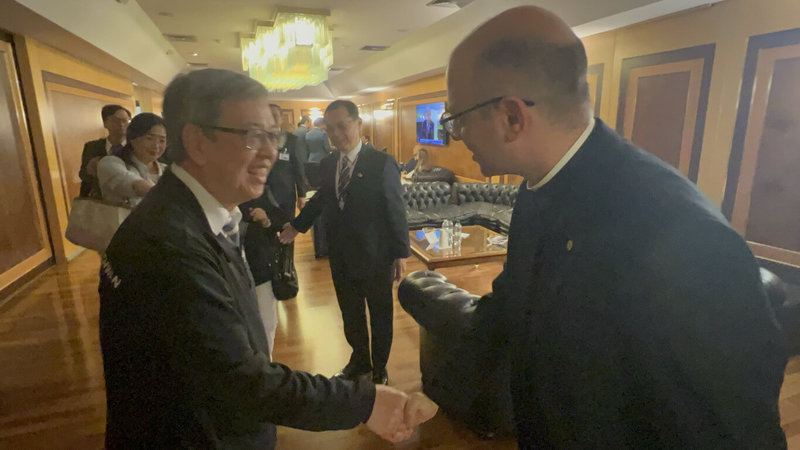 前副總統陳建仁(左)17日抵達羅馬機場,教廷國務院派員迎接。(駐教廷大使館提供)中央社記者黃雅詩羅馬傳真 114月5月17日