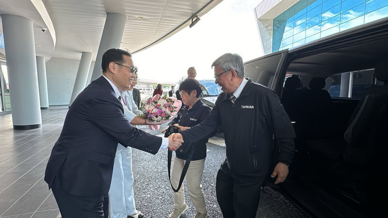 新任教宗良十四世就職典禮18日登場,總統特使、前副總統陳建仁(前右)17日抵羅馬機場,駐教廷大使賀忠義(前左)前往機場接機。(駐教廷大使館提供)中央社記者黃雅詩羅馬傳真 114月5月17日