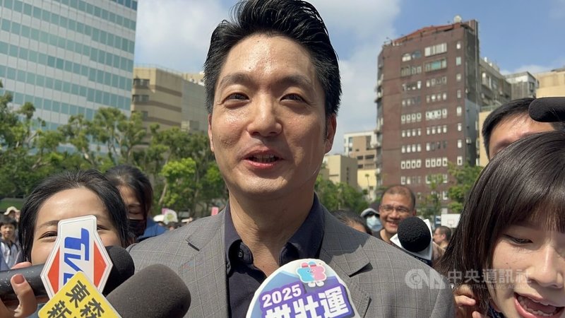 台北市長蔣萬安17日出席敦化國小新校舍落成典禮,被媒體堵訪詢問副總統蕭美琴將出席2025雙北世壯運開幕典禮一事時,僅表示「謝謝」及「大家都辛苦了」。中央社記者陳昱婷攝 114年5月17日