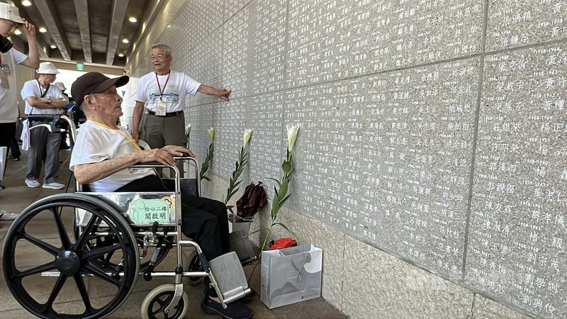 國家人權博物館17日舉行「綠島人權紀念碑錄名竣工揭牌典禮」,盼透過錄名更新,向所有已知及未知的威權統治時期政治受難者致敬。圖為一名受難者乘坐輪椅到場,在密密麻麻的錄名中尋找自己姓名。中央社記者盧太城台東攝 114年5月17日