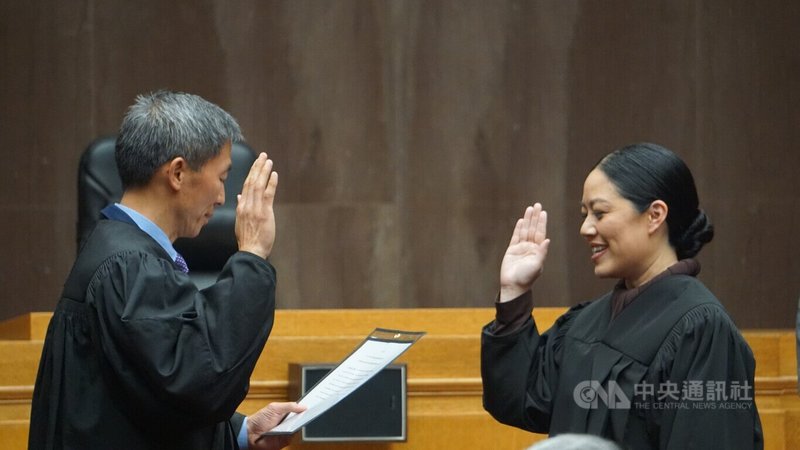 洛杉磯郡高等法院16日為台裔法官黃海倫(右)舉行就職儀式,加州最高法院台裔法官劉弘威(Goodwin Liu)(左)主持宣誓儀式。中央社記者林宏翰洛杉磯攝 114年5月17日