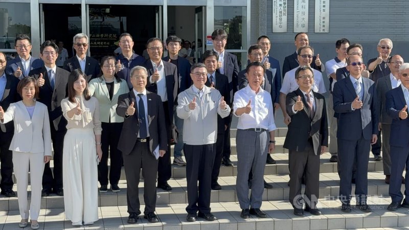 行政院長卓榮泰(前左4)17日走訪亞洲無人機AI創新應用研發中心時表示,政府已明確展現推動無人機產業決心,將無人載具與智慧機器人列為與半導體並重的戰略產業,將從現有的高科技製造邁向應用時代。中央社記者姜宜菁攝 114年5月17日