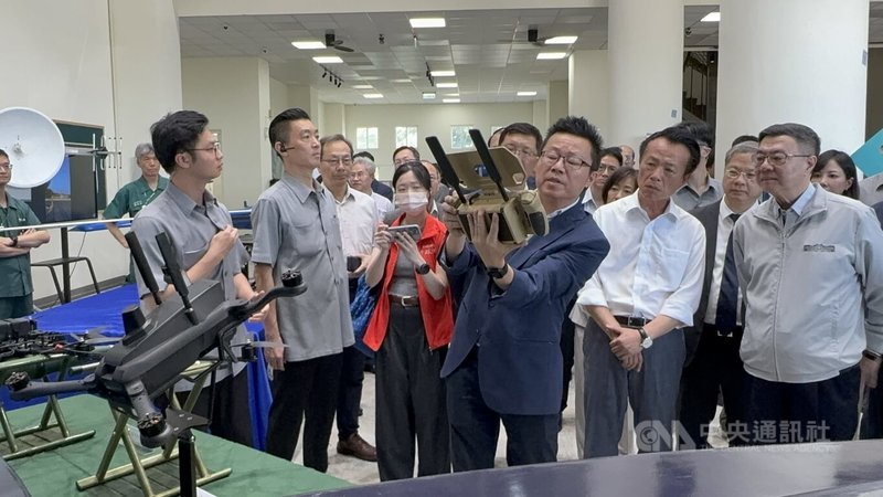 行政院長卓榮泰(前右)17日前往視察位於嘉義縣的亞洲無人機AI創新應用研發中心,聽取廠商說明介紹自家商品,嘉義縣長翁章梁(前右2)也陪同在側。中央社記者姜宜菁攝 114年5月17日