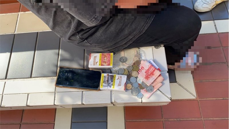 高雄大賣場和百貨公司專櫃近期連遭同一名婦人偷竊,鳳山和左營警方聯手偵辦,發現李姓婦人行竊全台達15件。警方14日趁她意圖行竊時以竊盜、贓物現行犯逮捕,在其身上起出贓物新台幣1766元。(高市鳳山警分局提供)中央社記者洪學廣傳真 114年5月17日
