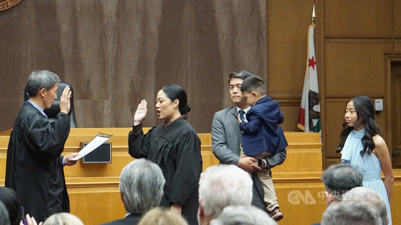加州最高法院台裔法官劉弘威(Goodwin Liu)(左)16日在洛杉磯郡高等法院,為台裔法官黃海倫(左2)主持宣誓儀式,黃海倫的丈夫楊振威(Jerry C. Yang)與兒女觀禮。中央社記者林宏翰洛杉磯攝 114年5月17日