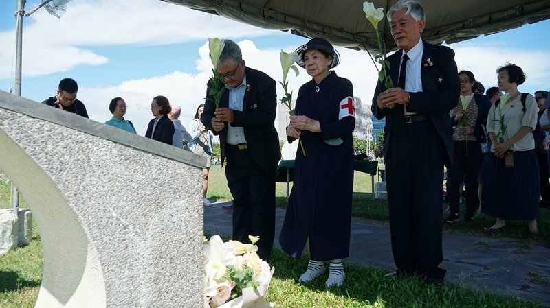 高雄市立歷史博物館17日舉辦「春祭台灣兵暨許昭榮先生逝世追思紀念儀式」,高雄市關懷台籍老兵文化協會理事長朱家煌(前左)、常務理事吳祝榮(前右),以及前台籍日軍看護婦廖淑霞(前中)一同在許昭榮紀念碑前獻花致意。(高雄市關懷台籍老兵文化協會提供)中央社記者林巧璉傳真 114年5月17日