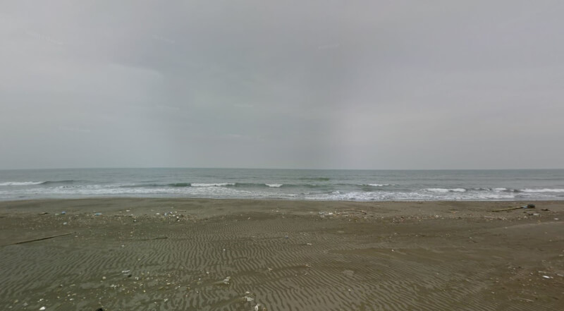 桃園觀音海水浴場沙灘。(圖取自Google地圖網頁google.com/maps)