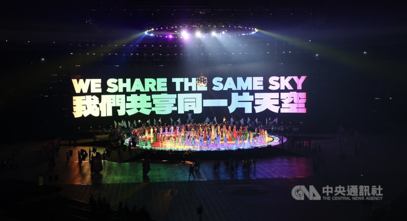 2025雙北世界壯年運動會開幕典禮17日在台北大巨蛋盛大登場,活動以We share the same sky為主題,結合文化與體育的跨界視野,邀請來自不同背景、跨越世代的運動員齊聚,展現壯年世代的風采與世壯運精神。中央社記者趙世勳攝 114年5月17日