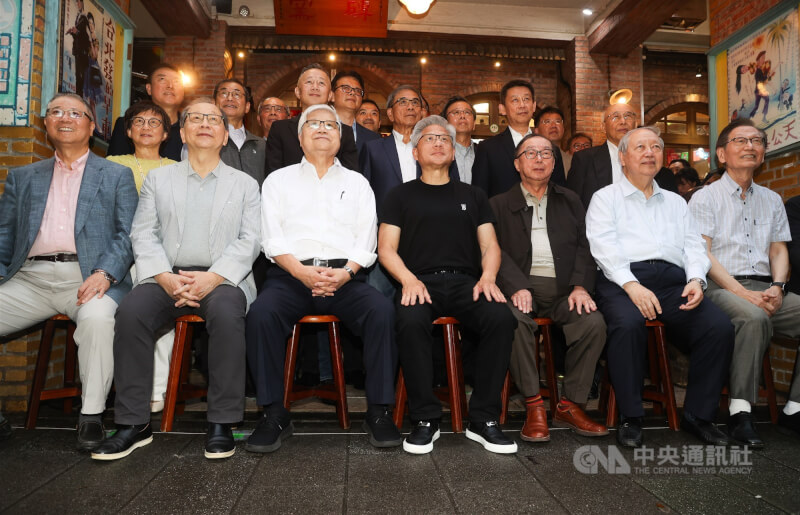 輝達(NVIDIA)執行長黃仁勳(前中)17日晚間宴請台灣供應鏈夥伴,並邀請與會「大咖們」一同合影,台積電董事長魏哲家(前左3)、廣達董事長林百里(前右3)就坐在黃仁勳兩側。中央社記者謝佳璋攝 114年5月17日