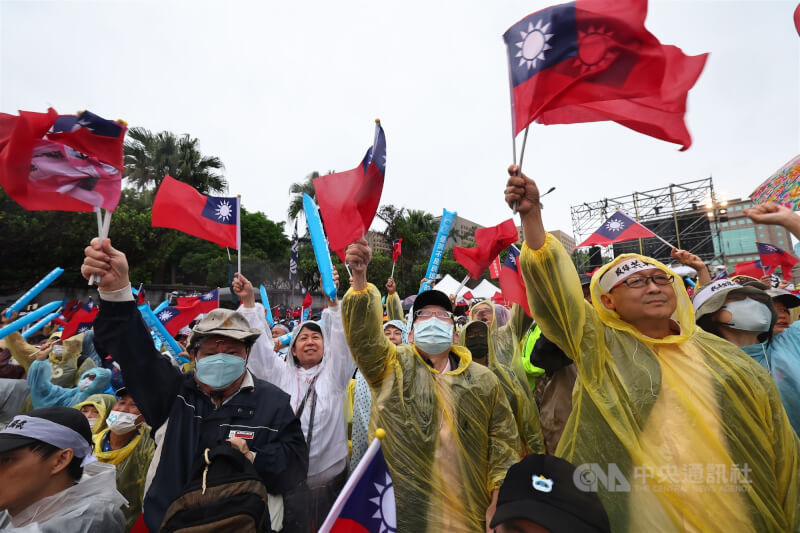 圖為4月26日國民黨在凱達格蘭大道舉辦「反綠共、戰獨裁 凱道一起站出來!」集會活動。(中央社檔案照片)