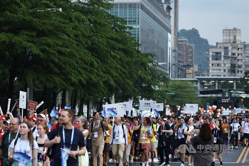 2025雙北世壯運17日晚間在台北大巨蛋舉辦開幕典禮,傍晚邀請參賽選手隊伍參與開幕遊行,一同走過台北街頭前往大巨蛋參與儀式,隊伍人潮綿延不絕。中央社記者翁睿坤攝 114年5月17日