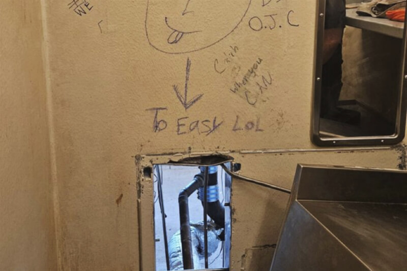 美國路易斯安那州紐奧良市一所監獄16日凌晨有10名男子越獄,他們從牢房馬桶後方的洞口逃出。(美聯社)