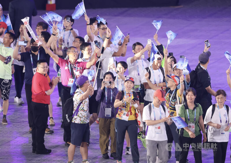 2025雙北世壯運開幕典禮17日晚間在台北大巨蛋盛大登場,各組運動賽事選手陸續進入會場,開心向場邊觀眾揮旗致意。中央社記者趙世勳攝 114年5月17日