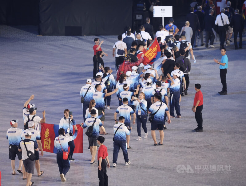 蒙古參賽團隊開心進場,並以手機拍攝記錄難得時刻。中央社記者趙世勳攝 114年5月17日