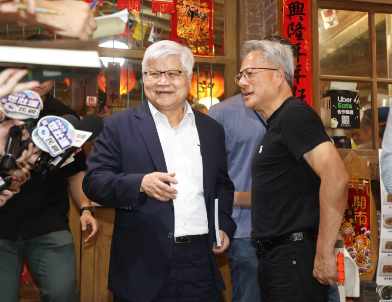 輝達(NVIDIA)執行長黃仁勳(右)17日在知名台菜餐廳宴請台灣供應鏈夥伴,包含台積電董事長魏哲家(左)等人都是座上賓,黃仁勳晚間送魏哲家步出餐廳時,兩人短暫停下腳步受訪。中央社記者謝佳璋攝 114年5月17日