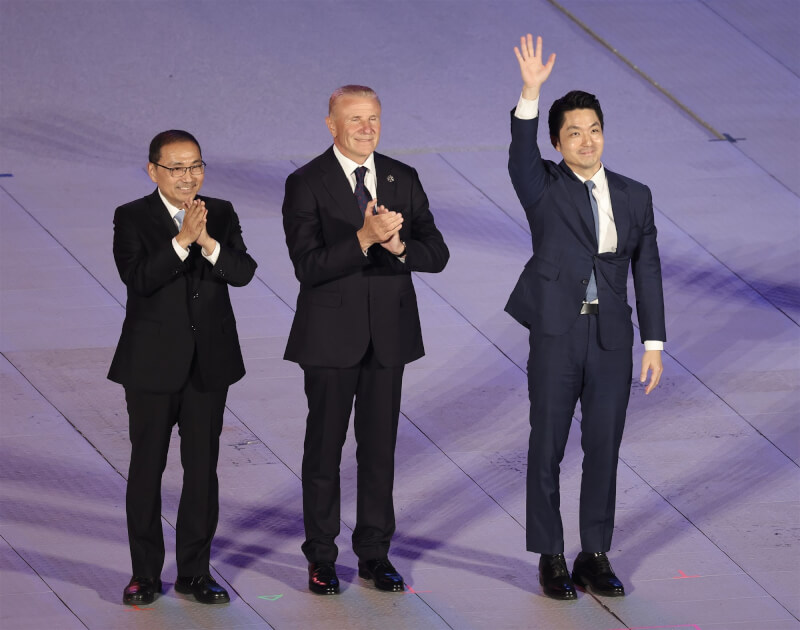 2025雙北世壯運開幕典禮17日在台北大巨蛋盛大登場,新北市長侯友宜(左)、台北市長蔣萬安(右)與國際壯年運動總會(IMGA)會長鮑卡(Sergey Bubka)(中)出席向觀眾揮手致意。中央社記者趙世勳攝 114年5月17日