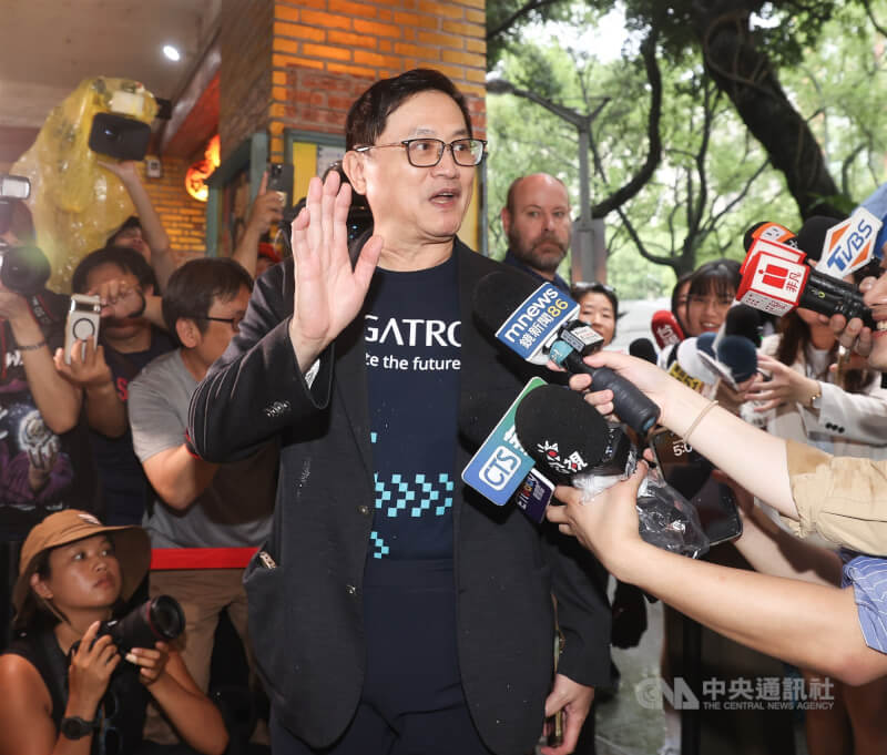 輝達(NVIDIA)執行長黃仁勳17日晚間宴請台灣供應鏈夥伴,地點再選台北市磚窯古早味懷舊餐廳,台灣科技和碩董事長童子賢(前)受邀出席。中央社記者謝佳璋攝 114年5月17日
