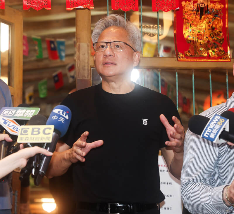 輝達(NVIDIA)執行長黃仁勳(圖)17日晚間在知名台菜餐廳宴請台灣供應鏈夥伴,席間走出餐廳受訪,回應媒體提問。中央社記者謝佳璋攝 114年5月17日