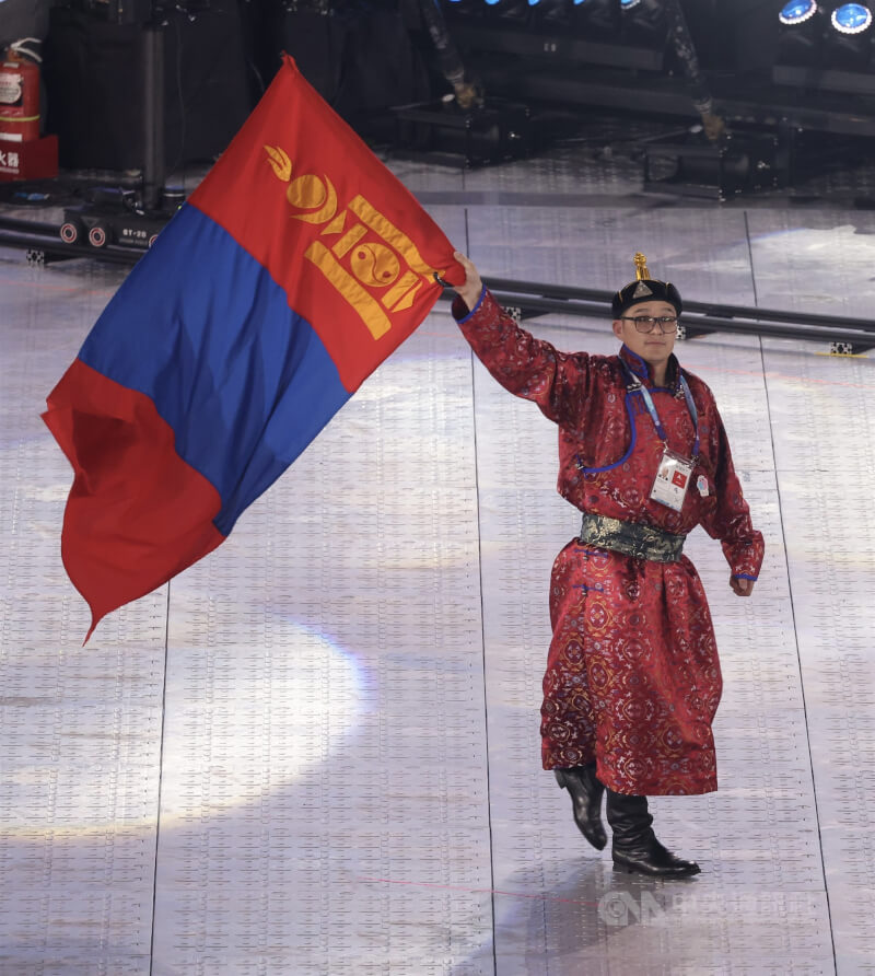 蒙古運動選手身穿代表性傳統族服進場,迎來現場觀眾熱烈歡呼。中央社記者趙世勳攝 114年5月17日