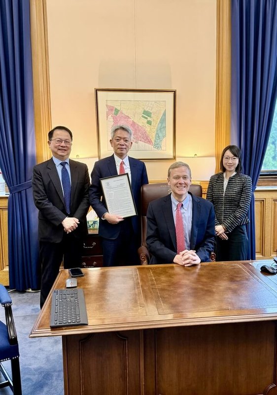 美國康乃狄克州眾議長瑞特(右2,Matthew Ritter)15日致贈友台決議文予駐紐約辦事處長李志強(左2)。(駐紐約辦事處提供)中央社記者廖漢原紐約傳真 114年5月17日