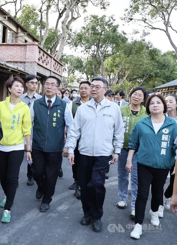 行政院長卓榮泰(前右2)17日視察台南市鹽水區岸內影視基地時表示,文化力量非常強大,尤只有文化工作能影響百年,抵抗文化入侵。前左2為台南市長黃偉哲。中央社記者張榮祥台南攝 114年5月17日